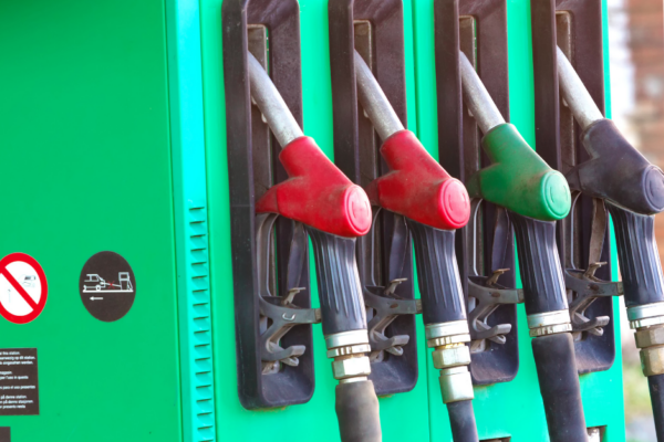 Benzina: costi divenuti insostenibili, è necessario azzerare le accise. Il risparmio per le famiglie sarebbe di 874 Euro annui
