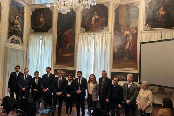 Energia in “comune”: sostegno economico per le bollette e un tutor per educare ai consumi